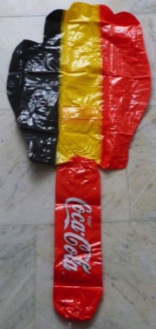 02578-1 € 2,50 coca cola opblaasbare hand zwart geel rood.jpeg